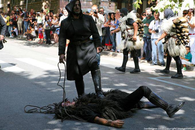 Nuoro, Festa del Redentore, Sonaggiaose Surzu Ortueri, piede sulla bestia - Sardegna