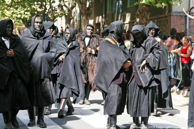 Nuoro, Festa del Redentore, sos Maimones di Onieri, abiti neri - Sardegna