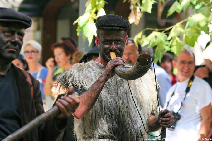 Nuoro, Festa del Redentore, sos Merdules Bezzos di Otzana uomo corno - Sardegna