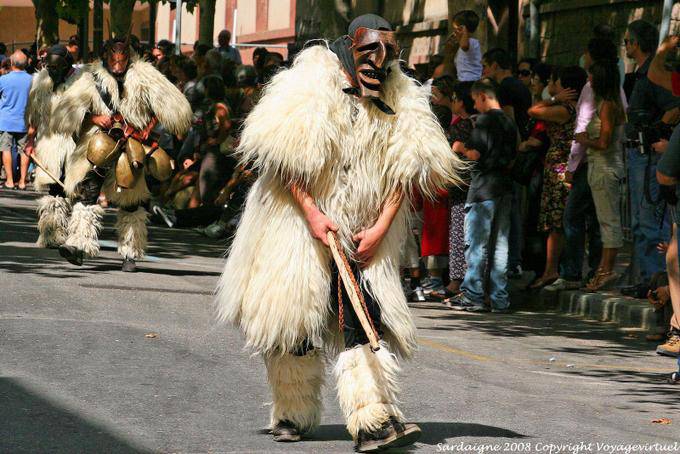 Nuoro, Festa del Redentore, sos Merdules Bezzos di Otzana, cappotto di montone - Sardegna