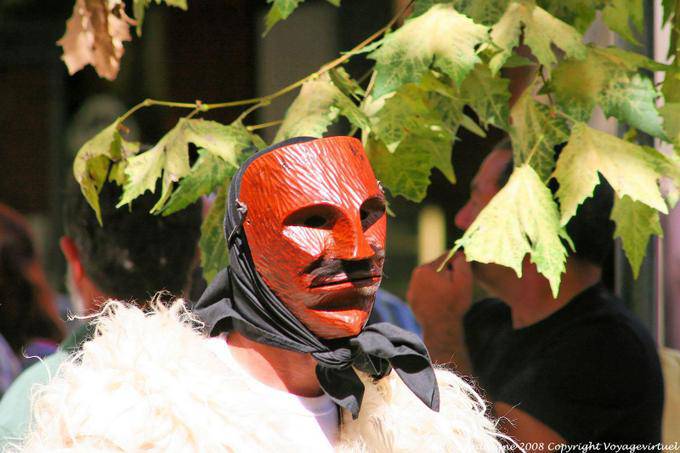 Nuoro, Festa del Redentore, sos Merdules Bezzos di Otzana, maschera rossa - Sardegna