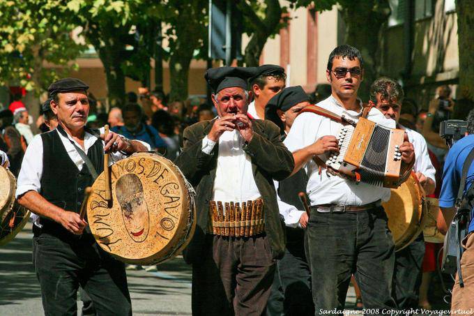 Nuoro, Festa del Redentore, Tamburinos Gavoi, giocatore tin whistle - Sardegna