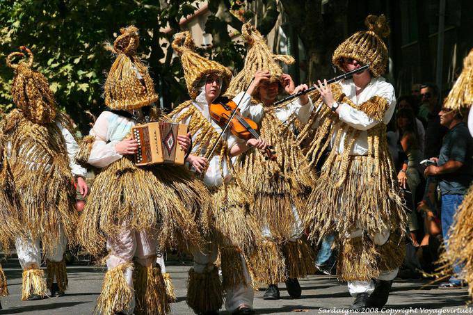 Nuoro, Festa del Redentore, abito tradizionale di verdure - Sardegna
