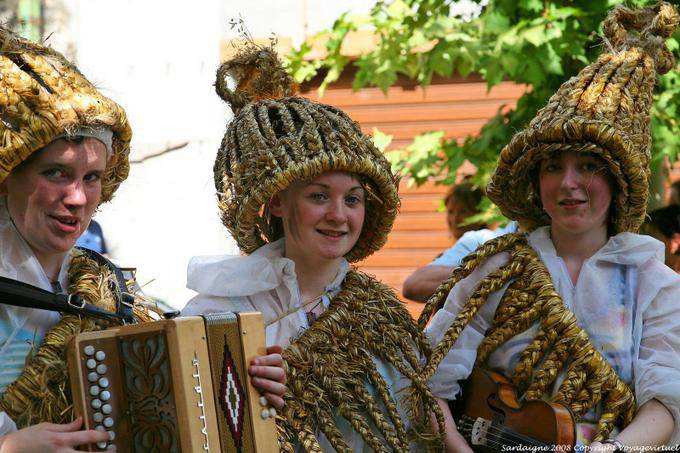 Sorriso e fisarmonica, Nuoro, Festa del Redentore, abito tradizionale di verdure - Sardegna