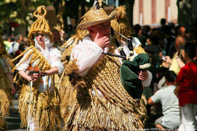 Nuoro, Festa del Redentore, impianto tradizionale cornamusa abiti - Sardegna