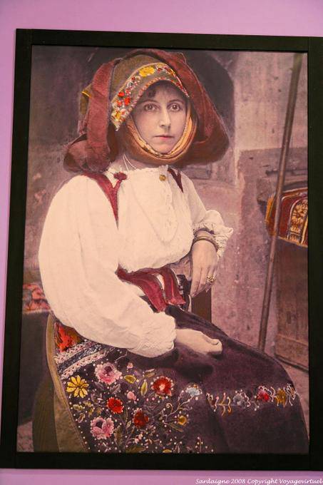 Museo Nuoro, donna sarda in abito tradizionale - Sardegna