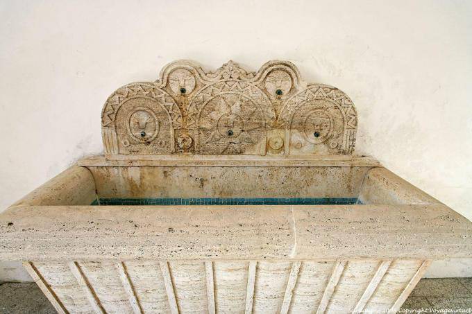 Museo Nuoro, la luna e la fontana del sole - Sardegna