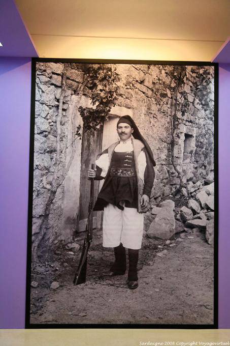 Museo Nuoro, l'uomo sardo con la pistola - Sardegna