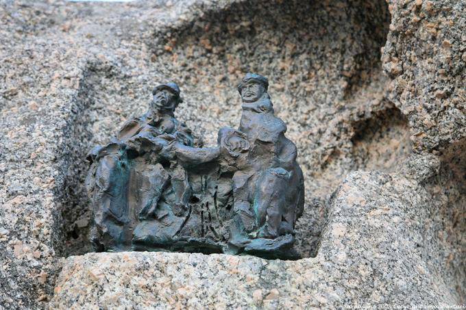 Il lavoro di scultore locale, Nuoro, Sebastiano Satta piazza, scultura Constantino Nivola - Sardegna