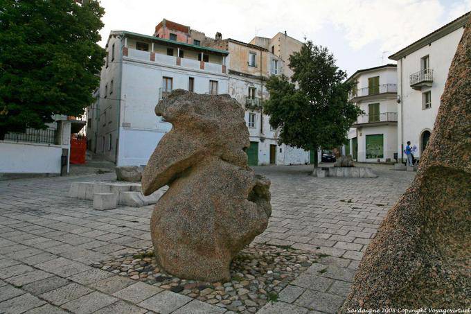 Le pareti bianche e granito, Nuoro, Sebastiano Satta piazza, scultura Constantino Nivola - Sardegna