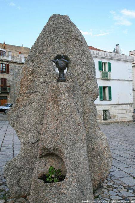 Blocco di granito per ospitare una statua di bronzo, Nuoro, Sebastiano Satta piazza, scultura Constantino Nivola - Sardegna