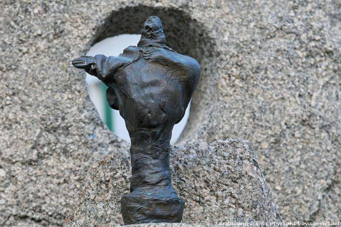 Spostare il poeta disse, Nuoro, Sebastiano Satta piazza, scultura Constantino Nivola - Sardegna