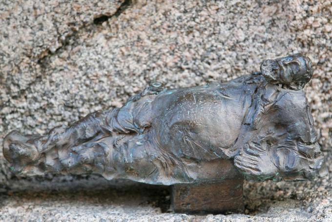 Coated poeta sardo, Nuoro, Sebastiano Satta piazza, scultura Constantino Nivola - Sardegna