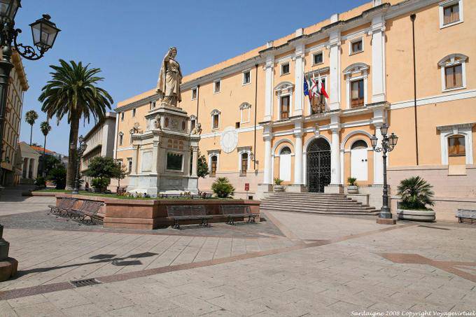 Marmo monumento giudicessa Eleonora, Oristano Piazza Eleonora - Sardegna