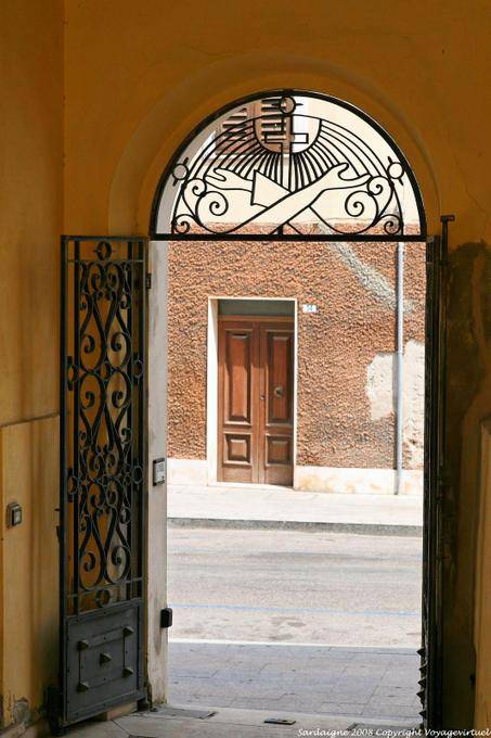 Porta aperta, Oristano, via Duomo - Sardegna