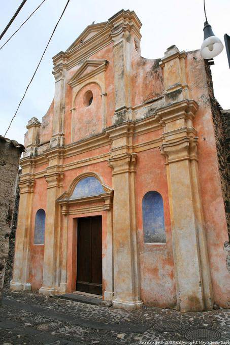 Orosei, chiesa arancione in città - Sardegna
