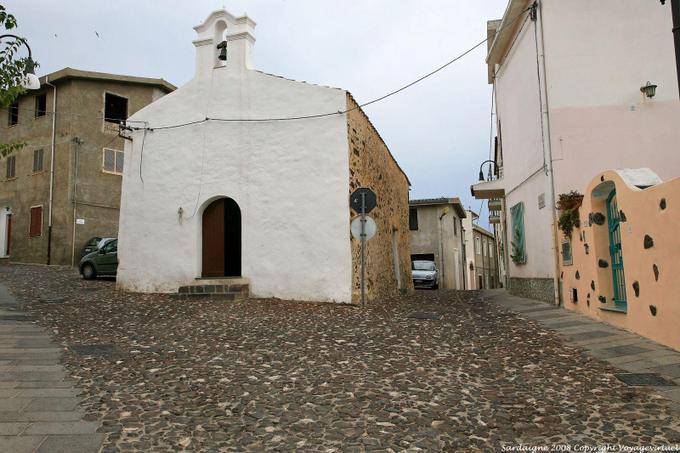 Orosei, piccola chiesa nella città - Sardegna