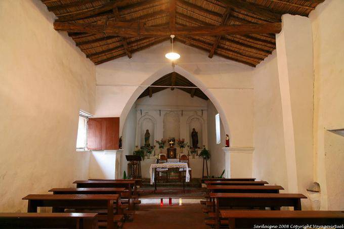 Orosei, una piccola chiesa navata - Sardegna