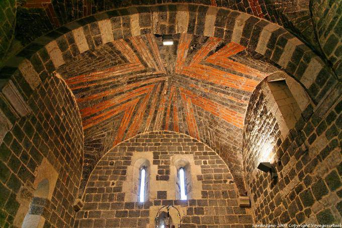 Basilica della Santissima Trinità di Saccargia, volta caratteristica architettura - Sardegna