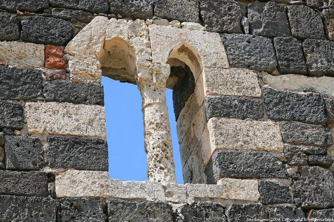 Basilica della Santissima Trinità di Saccargia una finestra del monastero di colonna - Sardegna