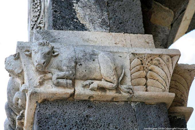 Basilica della Santissima Trinità di Saccargia, intagliato mucca su un pilastro esterno - Sardegna