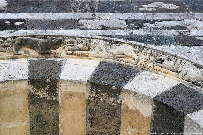 Basilica della Santissima Trinità di Saccargia, tendone decorato con figure mostruose. - Sardegna