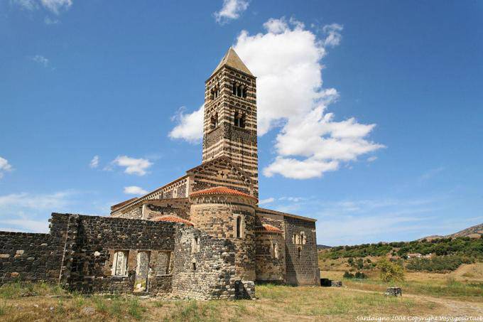 Basilica della Santissima Trinità di Saccargia, vista dalla parte posteriore della chiesa - Sardegna