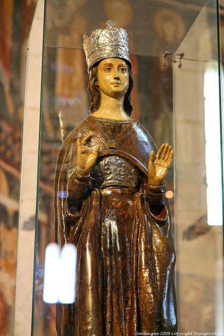 Basilica della Santissima Trinità di Saccargia, statua lignea del santo in una scatola di vetro - Sardegna