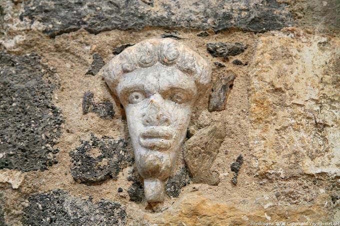 Basilica della Santissima Trinità di Saccargia, la testa scolpita in un muro - Sardegna