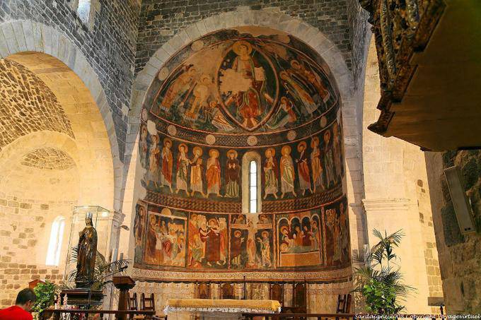 Basilica della Santissima Trinità di Saccargia, vista generale dell'abside e affreschi - Sardegna