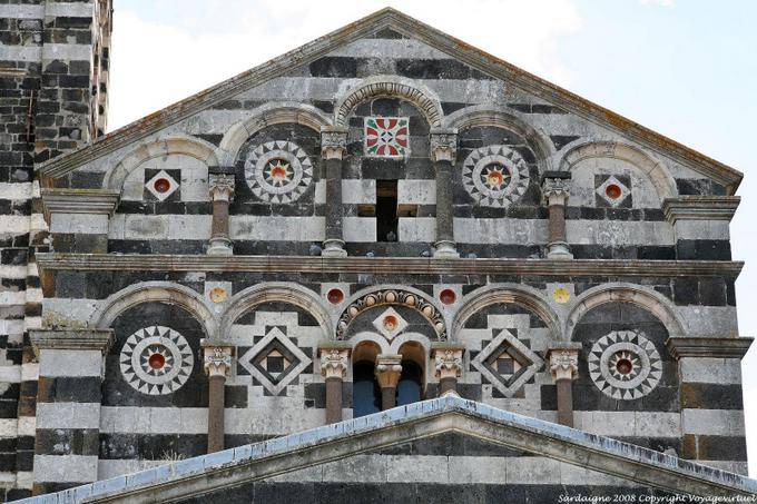 Basilica della Santissima Trinità di Saccargia, zoom decorare la parte superiore della facciata - Sardegna