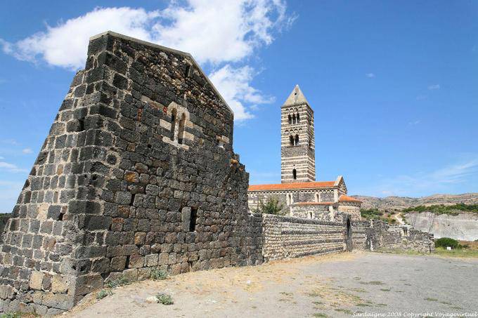 Basilica della Santissima Trinità di Saccargia, visualizzare dalle rovine del monastero - Sardegna