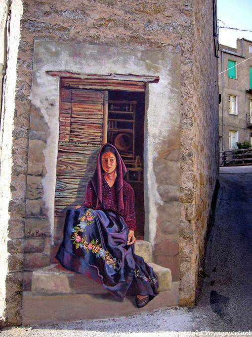 Sarule, bella in un angolo della casa, murale - Sardegna