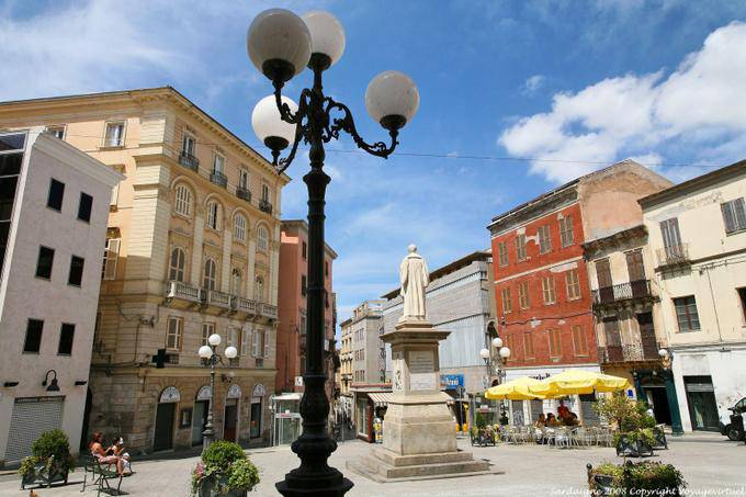 Sassari, Corso Vittorio Emanuele II, la piazza centrale con la statua - Sardegna
