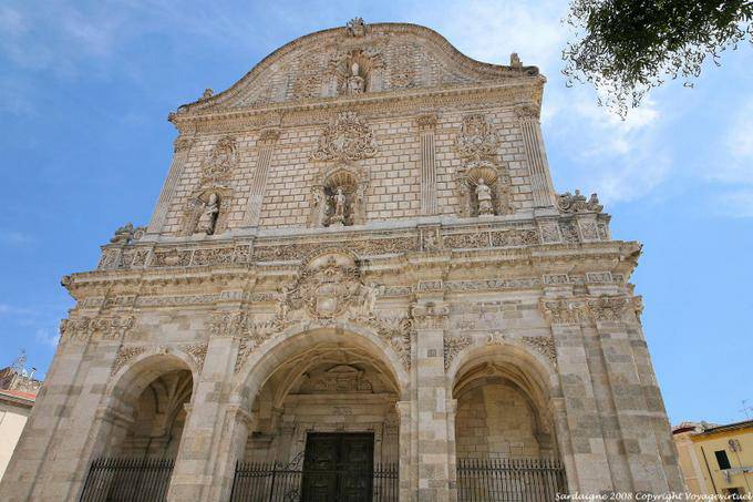 Decorazione barocca sopra il portico facciata Museo del Tesoro, Cattedrale di San Nicola, Sassari - Sardegna