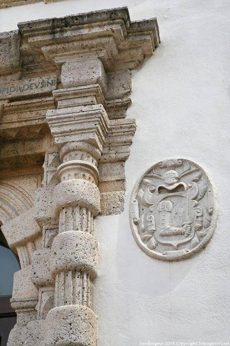 Sassari, Palazzo del Barone Uzzini, medaglione e colonna dettaglio - Sardegna