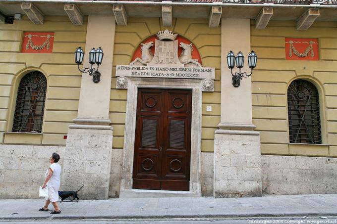 Sassari, Piazza Italia, la donna con il cane - Sardegna