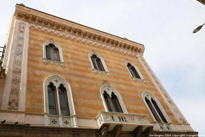 Particolare della facciata del Palazzo Giordano Apostoli, Piazza Italia, Sassari - Sardegna