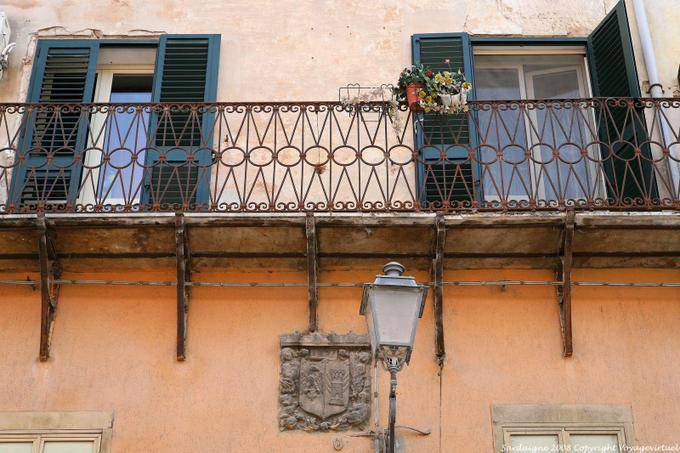 Sassari, Piazza Tola, uno stemma sotto un balcone - Sardegna