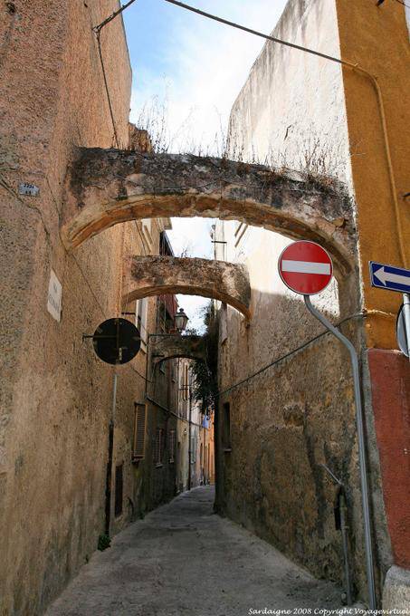Sassari, via Margherita di Castelvì, archi di sostegno della corsia vietata - Sardegna