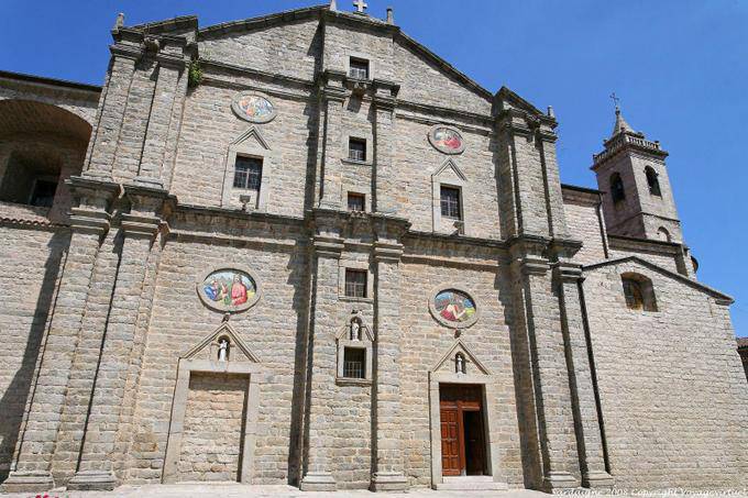 La parte anteriore della cattedrale di San Pietro, Tempio Pausania - Sardegna