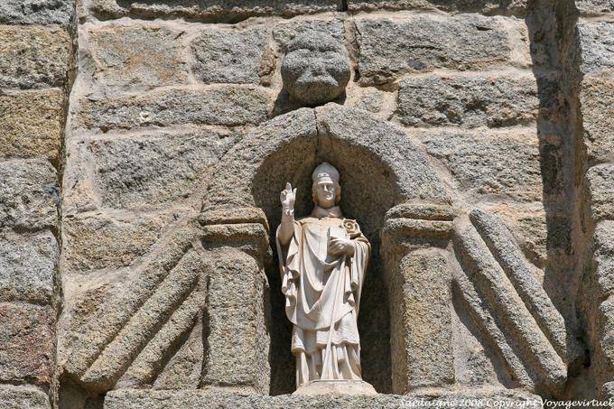 Statua in una nicchia della cattedrale di San Pietro, Tempio Pausania - Sardegna
