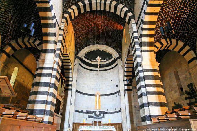 Thiesi, Chiesa di San Pietro di Sorres Cristo appeso nella navata - Sardegna