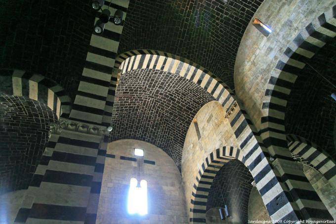 Thiesi, Chiesa di San Pietro di Sorres luce sulla volta - Sardegna