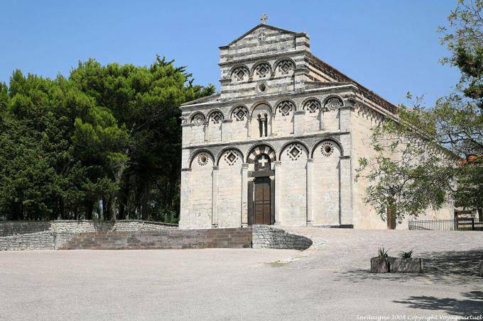 Veduta della chiesa di San Pietro di Sorres, Thiesi - Sardegna