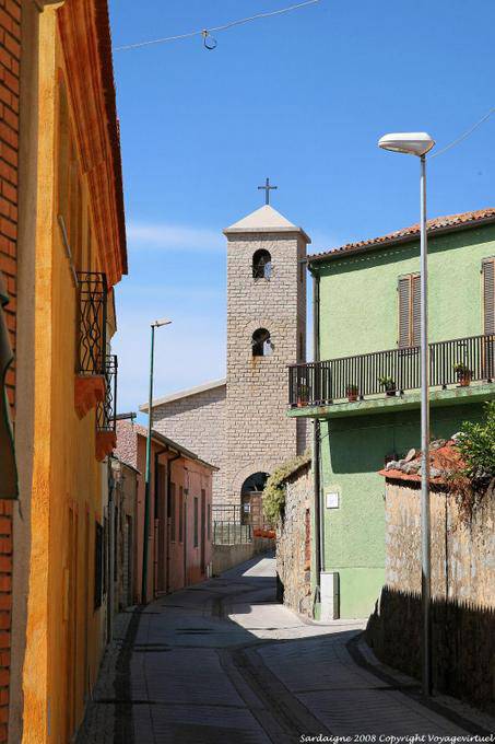 Trinità d'Agultu e Vignola, il campanile della parrocchia e tipica strada - Sardegna