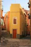 Bosa, casa stretta in angolo di strada, Sardegna.