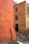 Bosa, via San Ignazio, la ridondanza arancione, Sardegna.
