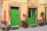 Bosa, via Santa Croce, porte verdi, Sardegna.