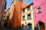 Bosa, Vicolo della Scuda, colori allegri facciate, Sardegna.